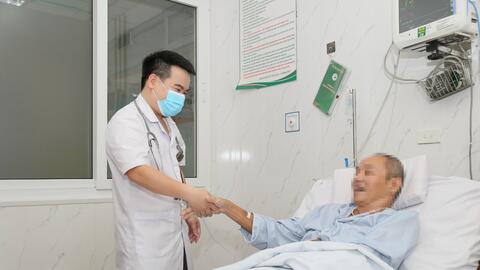 Cấp cứu thành công bệnh nhân ngừng tuần hoàn ngoại viện khi chơi tennis