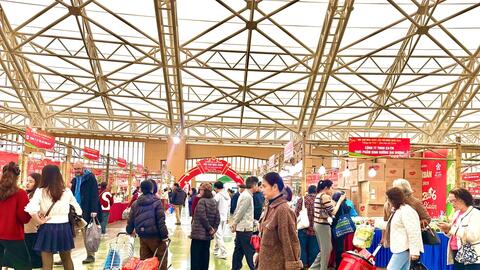 Cuối tuần, Hội chợ Mùa xuân tăng giờ mở cửa