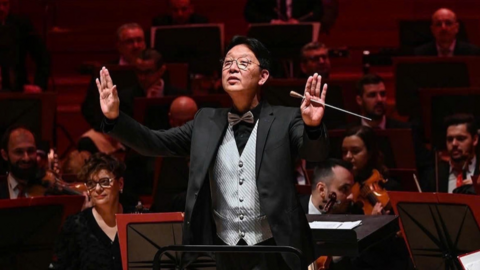 Nhạc trưởng Lê Phi Phi chỉ huy chương trình ra mắt Dàn nhạc Giao hưởng Quân đội