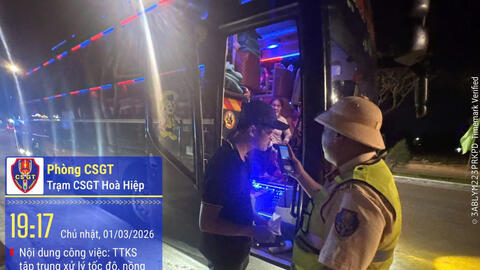 Công an Đà Nẵng xử lý xe khách 38 chỗ 'nhồi nhét' 53 người