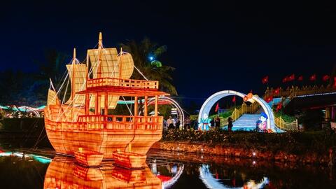 Ấn tượng màn biểu diễn drone đèn lồng Rồng - Phượng trên bầu trời Hội An