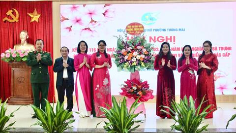 Phụ nữ Tương Mai thi đua chào mừng ngày bầu cử