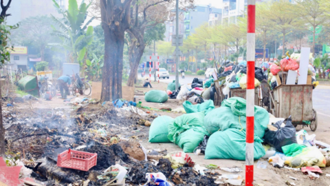 Hà Nội: Rác thải chưa được phân loại, "bủa vây" đường phố Hà Đông