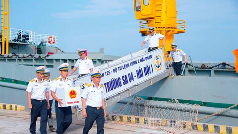 Đón Tổ bầu cử sớm trên biển hoàn thành nhiệm vụ trở về đất liền