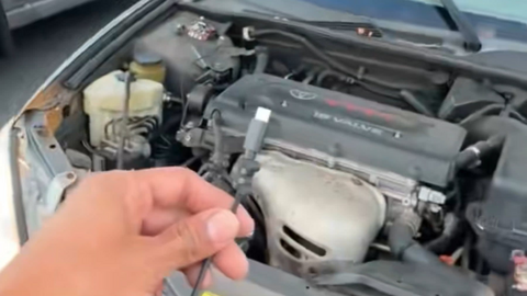 Tài xế UPS khởi động xe chết máy bằng cáp sạc iPhone gây tranh cãi