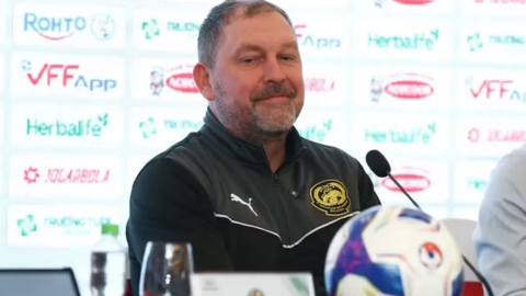 HLV Malaysia nhận tin sốc sau trận thua tuyển Việt Nam