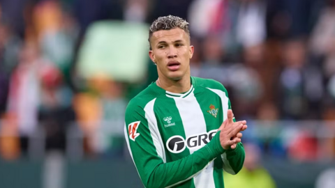 Hẹn hò con gái ‘sếp’, sao La Liga bị gạch tên