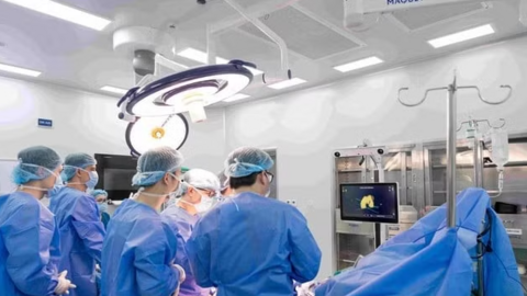 Thay khớp gối bằng robot AI tại Vinmec Hải Phòng, bệnh nhân đi lại sau 3 giờ
