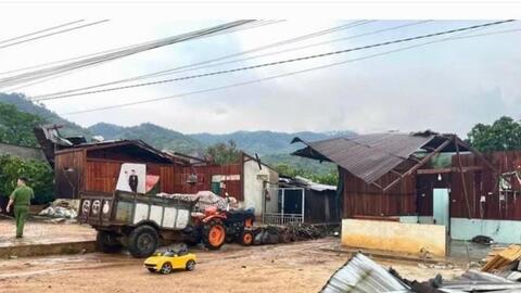 Hàng nghìn nhà dân hư hỏng do dông, lốc, mưa đá