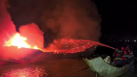 Tàu cá bốc cháy dữ dội khi đang neo đậu ở Huế