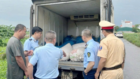 Hơn 1 tấn nội tạng lợn hôi thối bị phát hiện trước giờ 'lên bàn ăn'