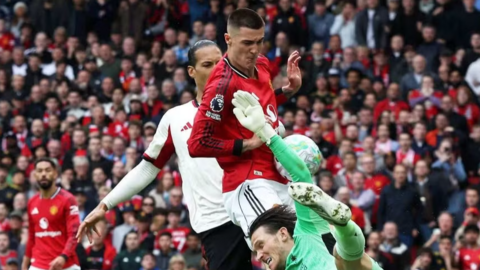 Thua Man Utd, HLV Liverpool nói lời cay đắng về VAR
