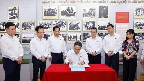 Chủ tịch Quốc hội Trần Thanh Mẫn dâng hương tại Di tích lịch sử văn hóa quốc gia Dinh quận Hóc Môn