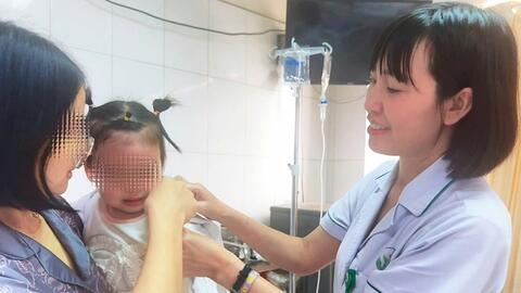 Bệnh viện Hữu nghị Việt Đức: Xử lý tối ưu khuôn mặt bé gái 22 tháng tuổi bị chó cắn