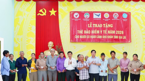 Trao tặng hơn 1.000 thẻ BHYT cho người dân khó khăn ở Gia Lai