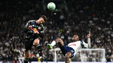 Tottenham lại 'lún thêm một bước' trong cuộc chiến trụ hạng