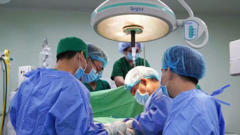 Bị đinh kim loại xuyên bụng, nam thanh niên thoát hiểm hy hữu