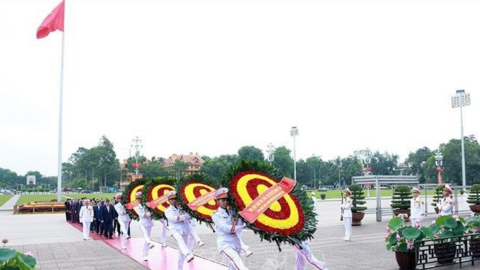Lãnh đạo Đảng, Nhà nước thành kính dâng hoa tưởng nhớ Chủ tịch Hồ Chí Minh nhân dịp kỷ niệm 136 năm ngày sinh của Bác
