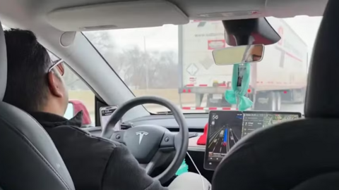Tài xế Uber ngủ gật 20 phút, để Tesla tự lái và gây tranh cãi dữ dội