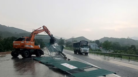 Khắc phục sự cố rào chắn bị cuốn ra mặt đường cao tốc Nội Bài - Lào Cai