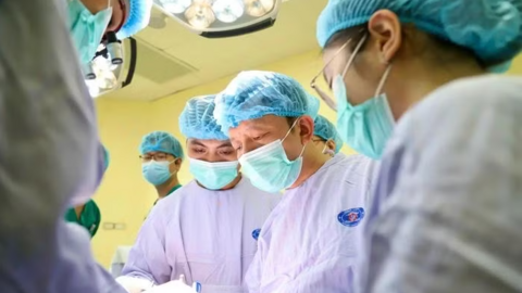 Tưởng nhiệt miệng thông thường, người đàn ông phát hiện ung thư lưỡi khi đi khám