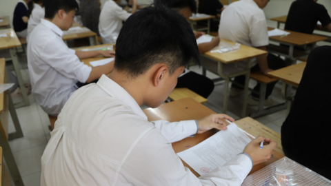 12 trường hợp bị đình chỉ vì sử dụng điện thoại và mang tài liệu vào phòng thi môn Ngữ văn
