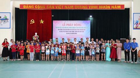 Xã Chương Dương mở lớp dạy bơi miễn phí cho trẻ em khó khăn