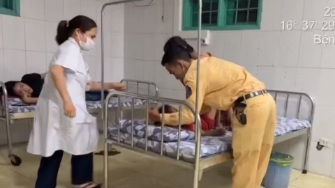 Bé 3 tuổi co giật được CSGT mở đường đến bệnh viện cấp cứu an toàn