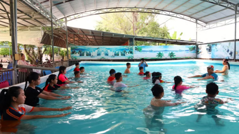 Gần 30 trẻ em khó khăn ở Cà Mau được dạy bơi miễn phí