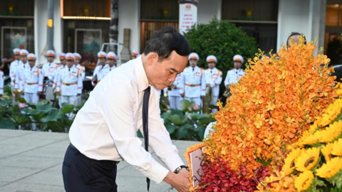 Đoàn đại biểu TPHCM dâng hương tưởng nhớ Chủ tịch Hồ Chí Minh