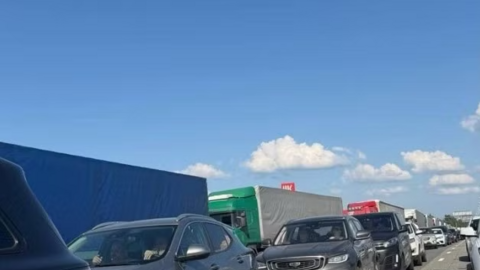 Tắc đường kéo dài nhiều giờ tại biên giới Nga-Belarus
