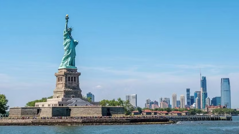 Nắng nóng cực đoan khiến đường nhựa ở New York biến dạng