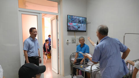 Phường Phú Diễn khám sức khỏe cho gần 400 người có công và đối tượng chính sách