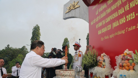 Phó Thủ tướng Thường trực Phạm Gia Túc dự Lễ viếng, truy điệu và an táng hài cốt liệt sĩ tại Tây Ninh