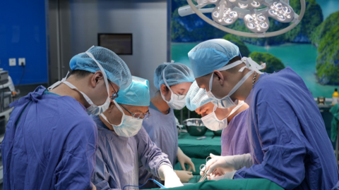 Cứu sống ngoạn mục chàng trai bị 3 tấn sắt văng vào, dập nội tạng