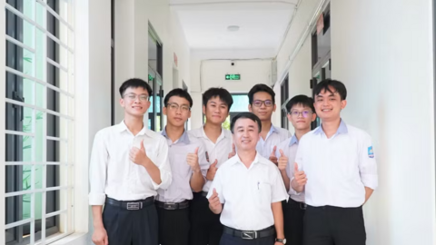 Những học trò thủ khoa, á khoa đến từ ngôi trường ven biển xứ Nghệ