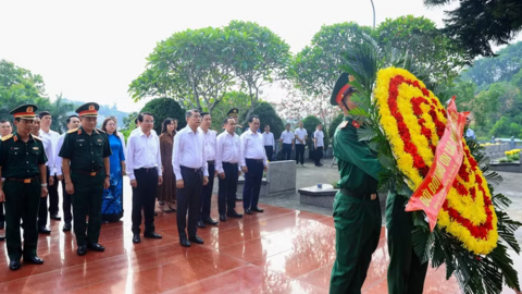 Thủ tướng dâng hương tưởng niệm các Anh hùng liệt sĩ, tặng quà gia đình người có công tại Lào Cai