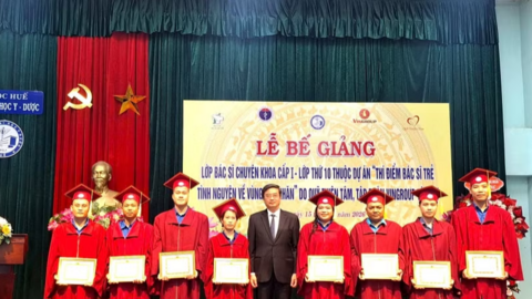 Cấp bằng chuyên khoa cấp I cho 37 bác sĩ trẻ tình nguyện về vùng khó khăn