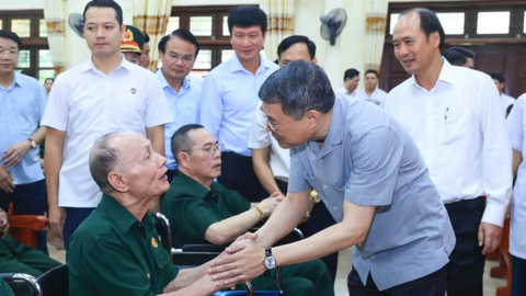 Thủ tướng Lê Minh Hưng thăm, tặng quà các thương binh, bệnh binh tại Ninh Bình