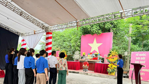 Tuổi trẻ Văn phòng Thành ủy Hà Nội dâng hương tri ân tại địa chỉ đỏ Bến phà Khuyến Lương