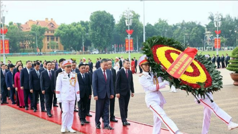 Ban Chấp hành Trung ương Đảng vào Lăng viếng Chủ tịch Hồ Chí Minh
