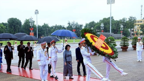 Chủ tịch Quốc hội Campuchia viếng Chủ tịch Hồ Chí Minh và tưởng niệm Anh hùng liệt sĩ