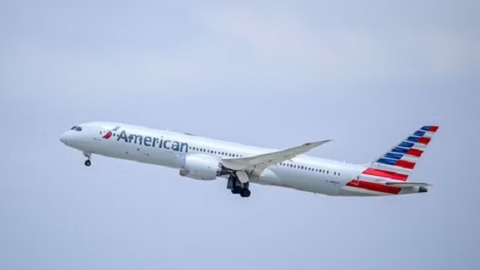 Vì sao chuyến bay của hãng American Airlines phải hạ cánh khẩn cấp?