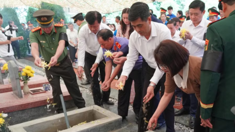 Điện Biên truy điệu và an táng 2 hài cốt liệt sĩ hy sinh tại đèo Pha Đin