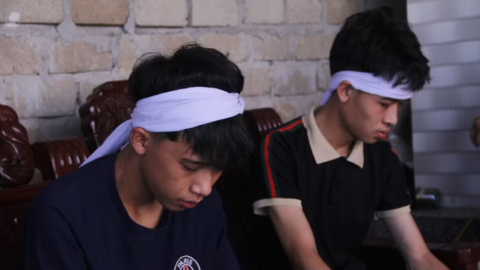 Xót xa tình cảnh 2 anh em sau ngày bố mẹ bị lửa rừng thiêu cháy