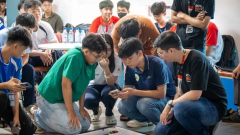 Học sinh thử tài chế tạo robot với sân chơi Micromouse