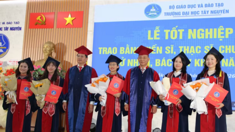 Trường ĐH Tây Nguyên trao bằng tốt nghiệp cho 311 tiến sĩ, thạc sĩ và cử nhân