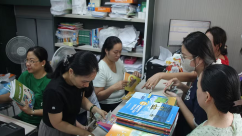 Phụ huynh TPHCM phấn khởi vì mua đủ sách giáo khoa