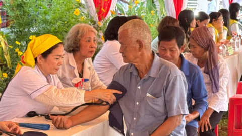 Khám bệnh, cấp phát thuốc miễn phí cho đồng bào Khmer ở An Giang