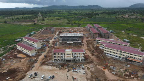 Hàng trăm người dầm mình giữa nắng mưa, miệt mài thi công 7 trường biên giới Gia Lai